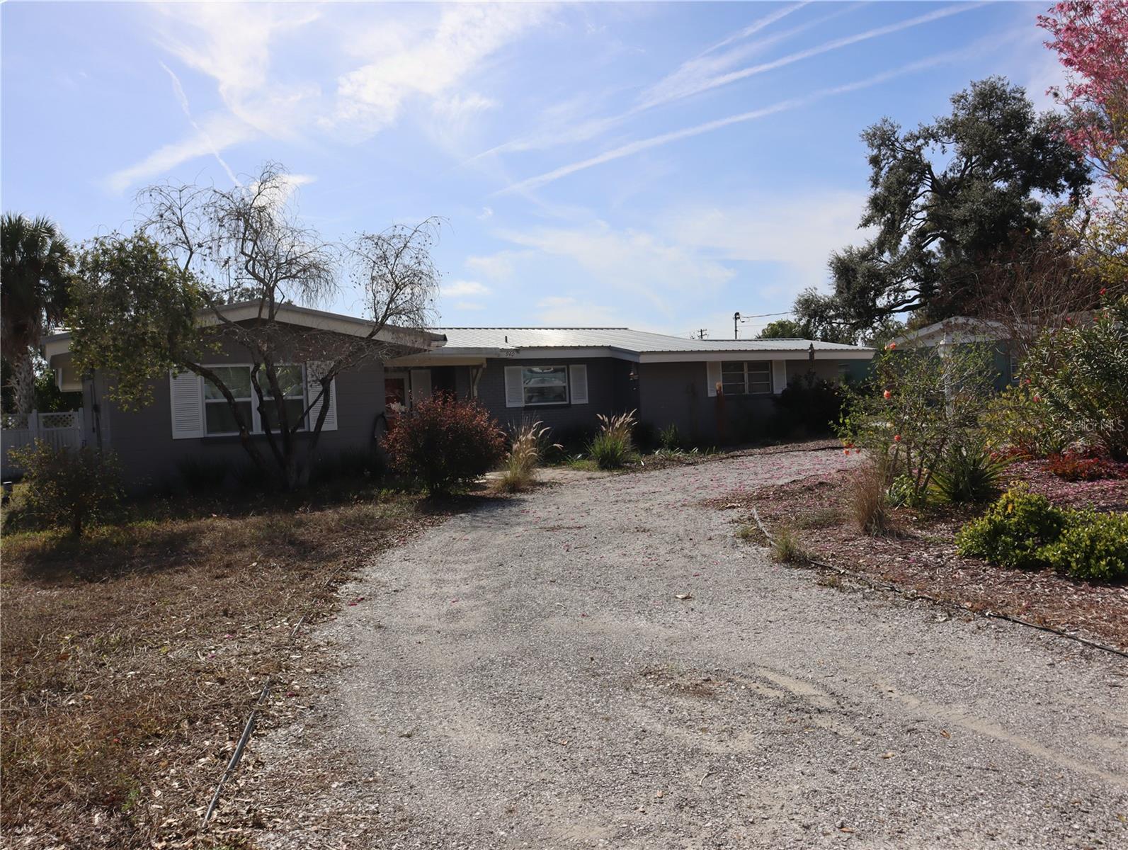 Image 3 of 26 For 940 Oleander Drive Se