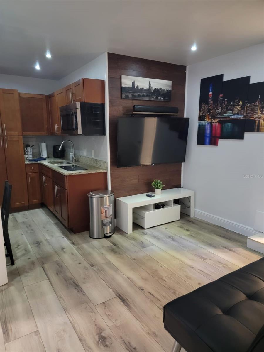 Image 4 of 11 For 2302 Rochelle Avenue 1