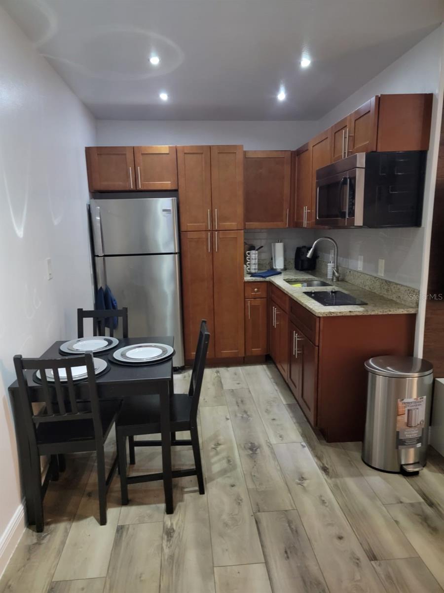 Image 5 of 11 For 2302 Rochelle Avenue 1