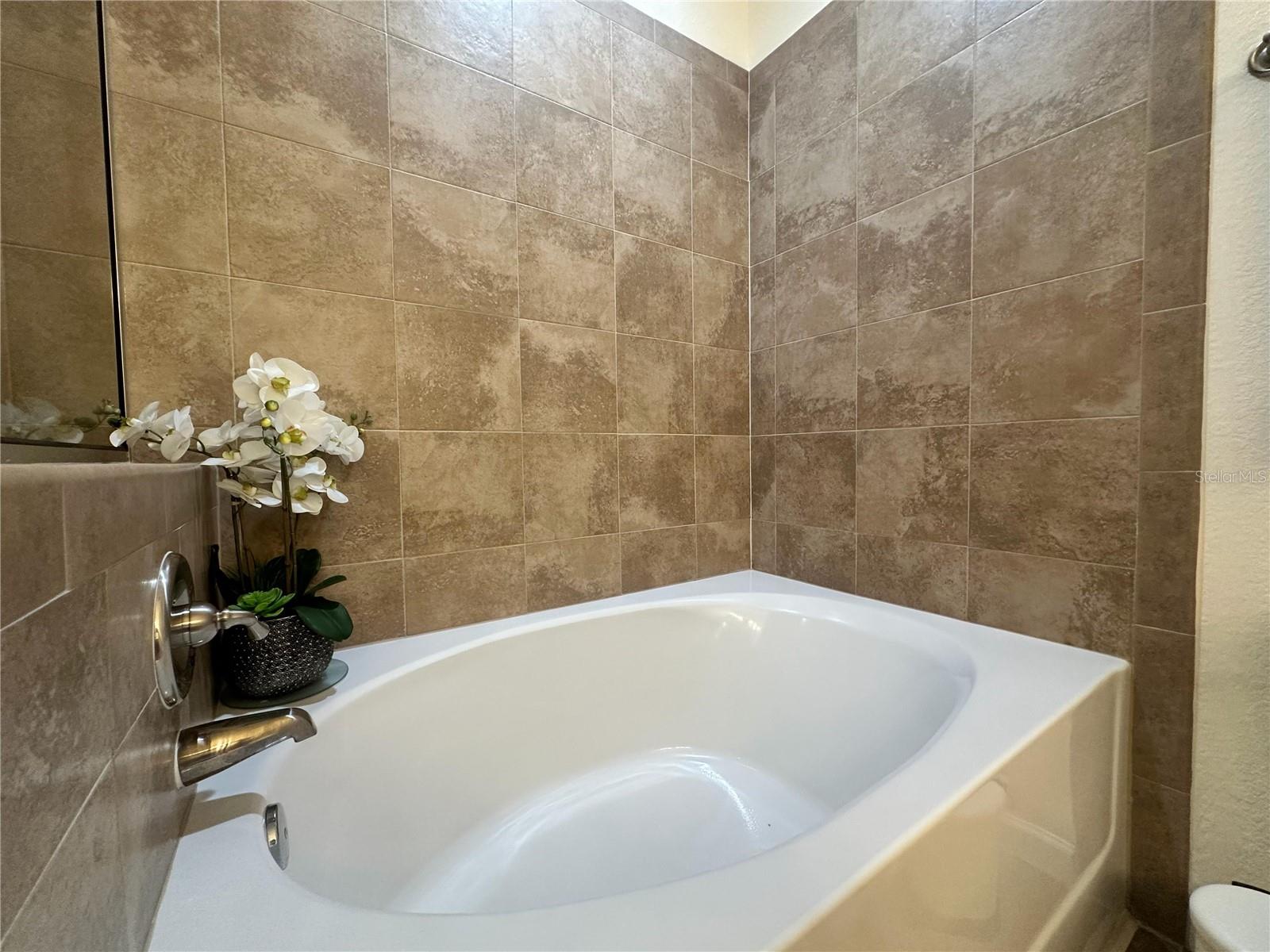 Image 25 of 76 For 903 Charo Parkway 837