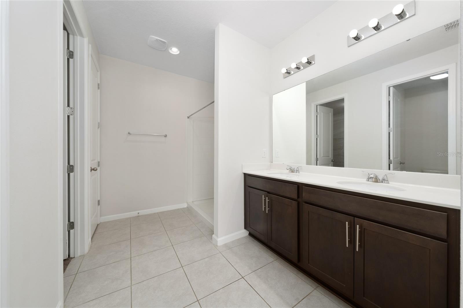 Image 15 of 38 For 689 Meadow Pointe Dr