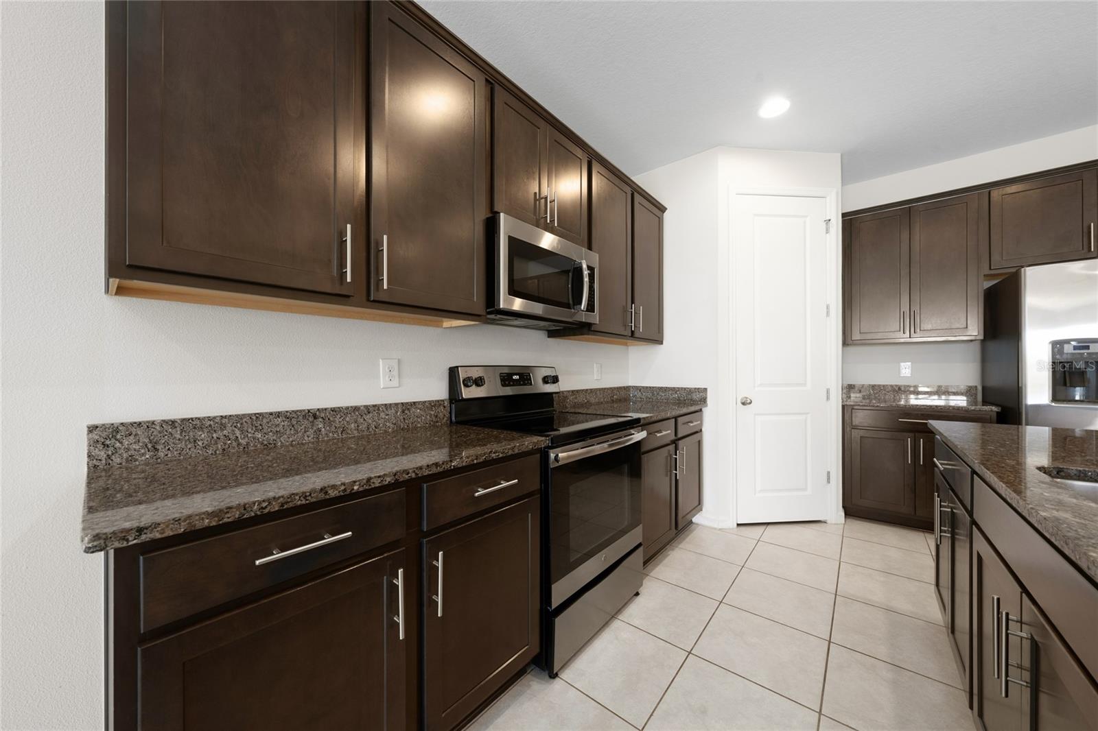 Image 3 of 38 For 689 Meadow Pointe Dr