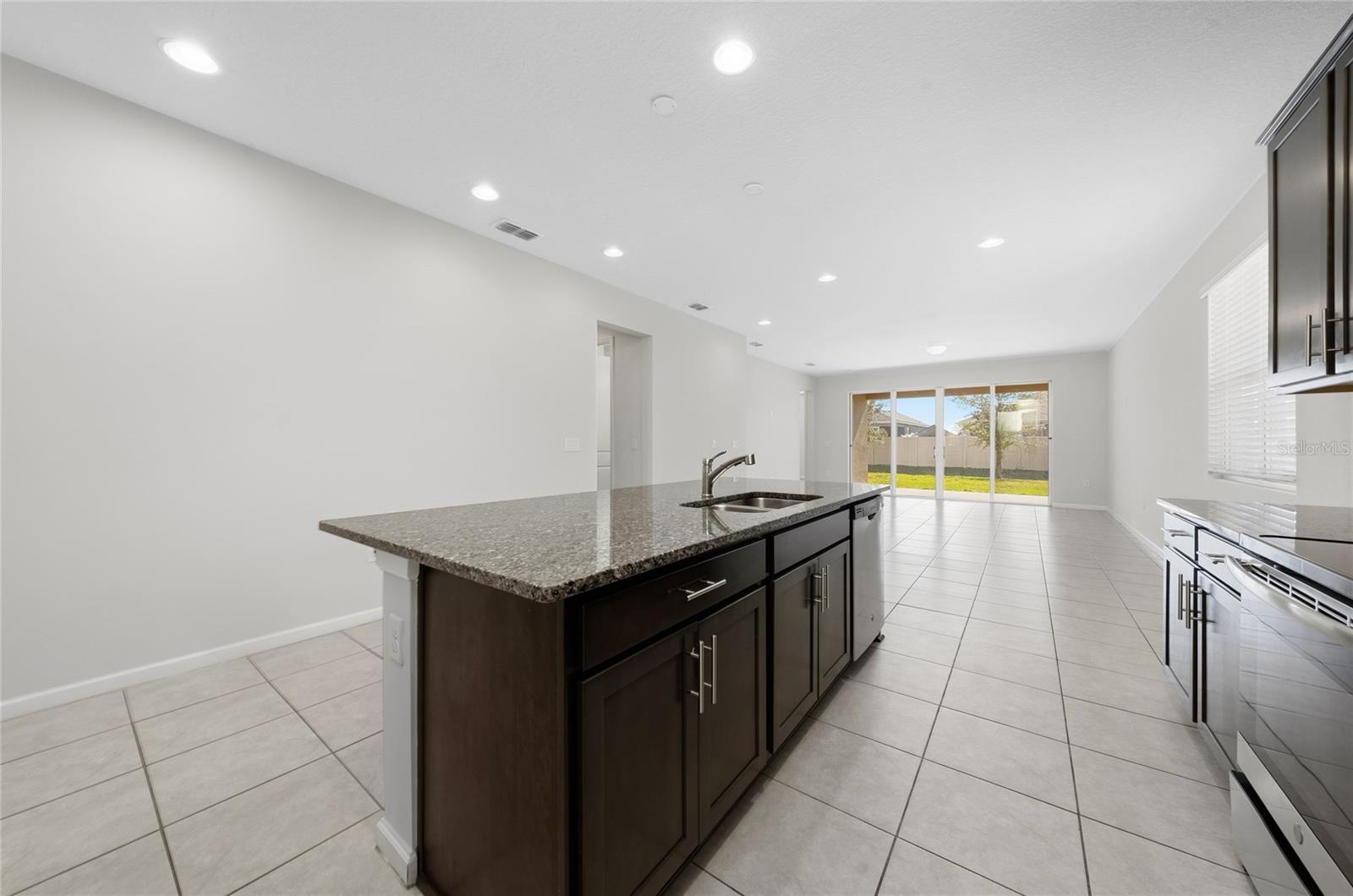 Image 6 of 38 For 689 Meadow Pointe Dr