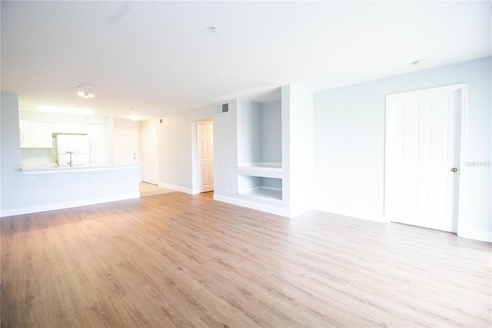 Image 8 of 26 For 14036 Fairway Island Drive Unit 1535