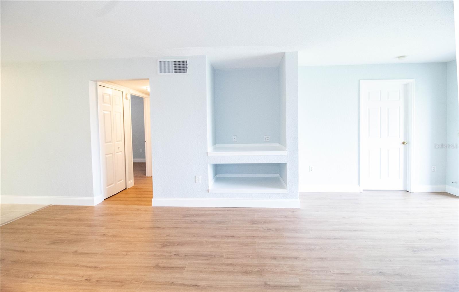 Image 9 of 26 For 14036 Fairway Island Drive Unit 1535