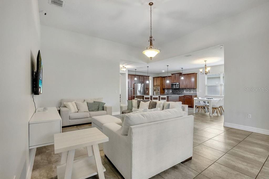 Image 7 of 39 For 2450 Chateau Loop