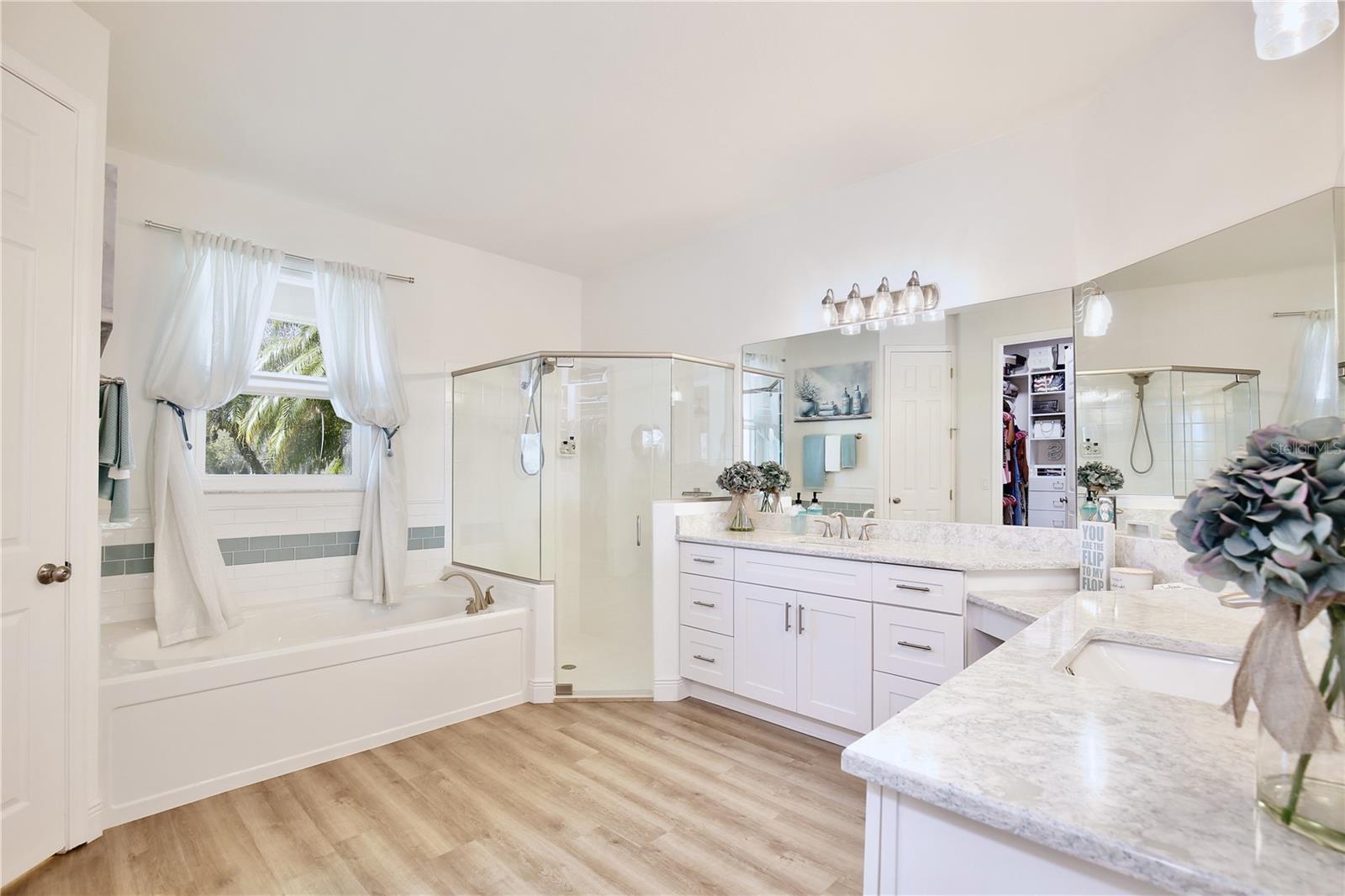 Image 16 of 66 For 217 Lake Cassidy Drive