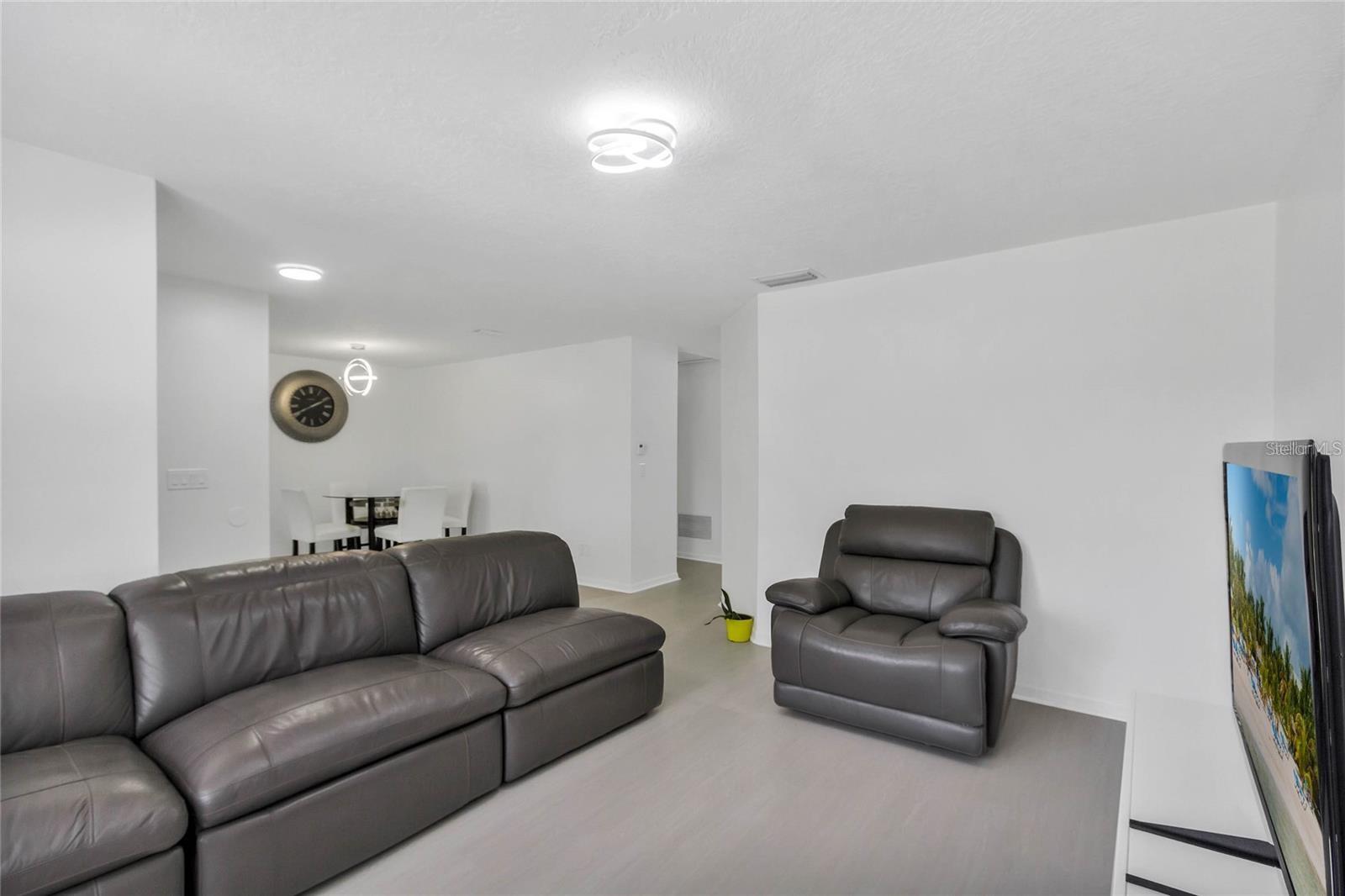 Image 7 of 35 For 560-562 Juniata Street