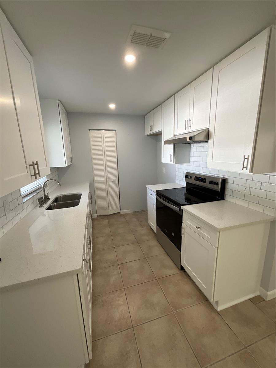 Image 5 of 23 For 1379 Burnley Court