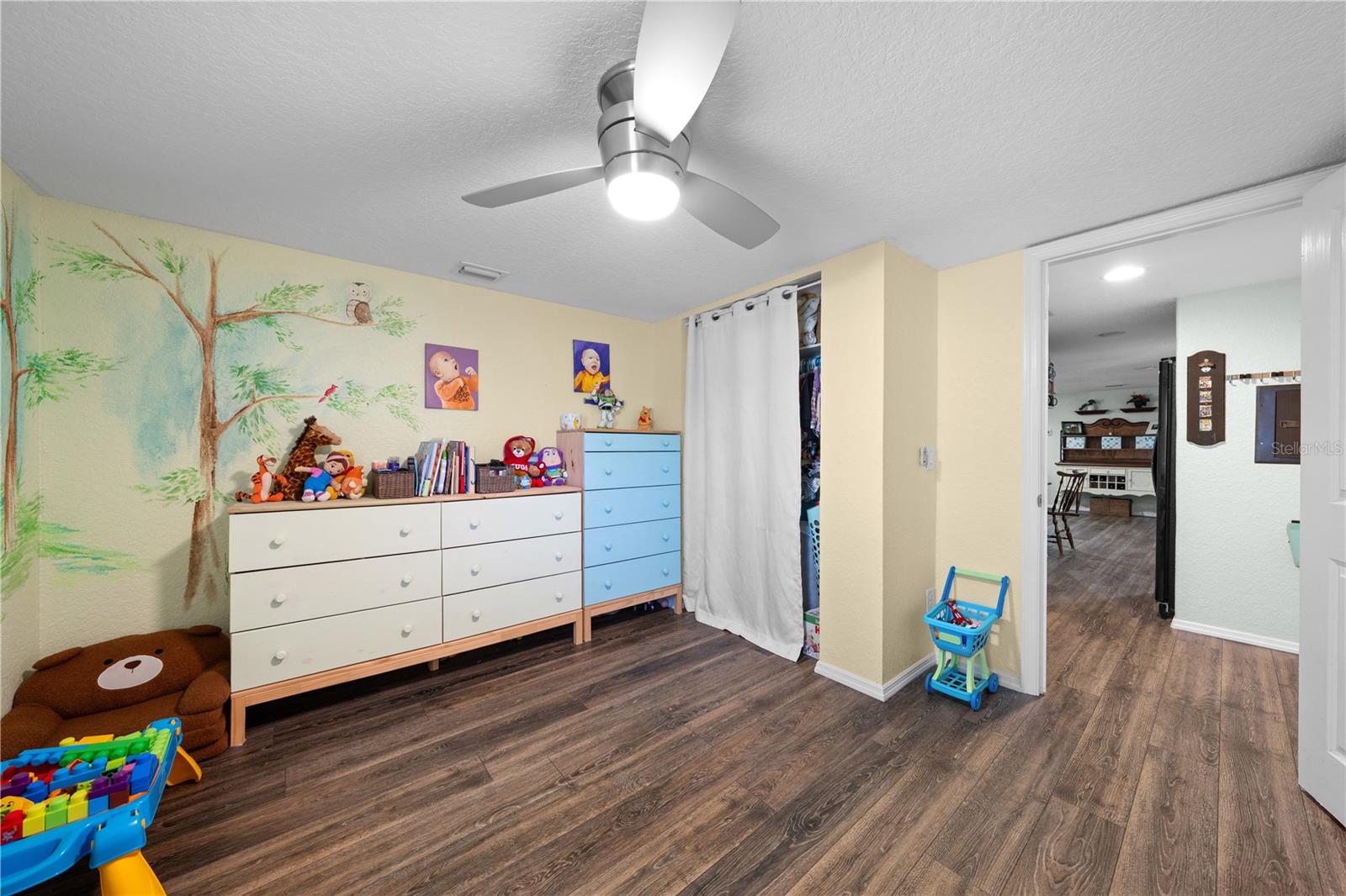 Image 22 of 53 For 200 Raintree Court