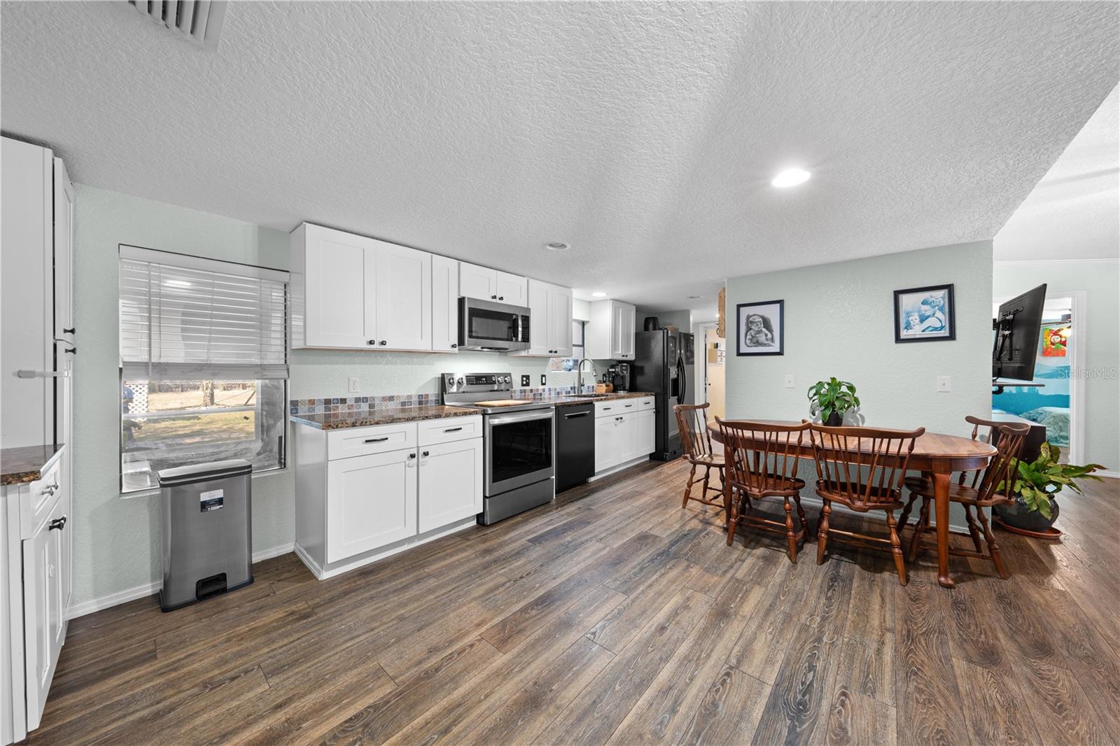 Image 23 of 53 For 200 Raintree Court