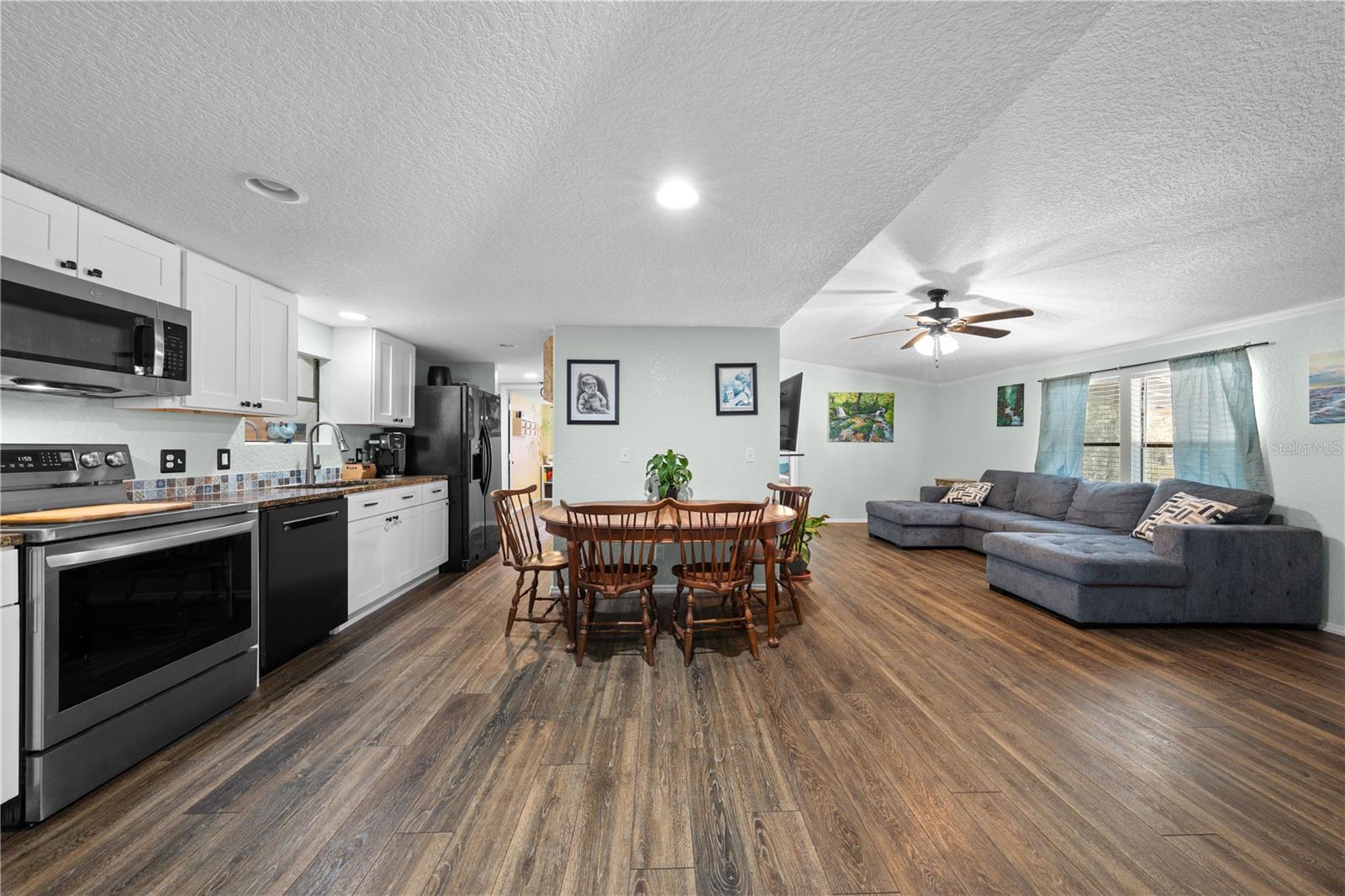 Image 24 of 53 For 200 Raintree Court