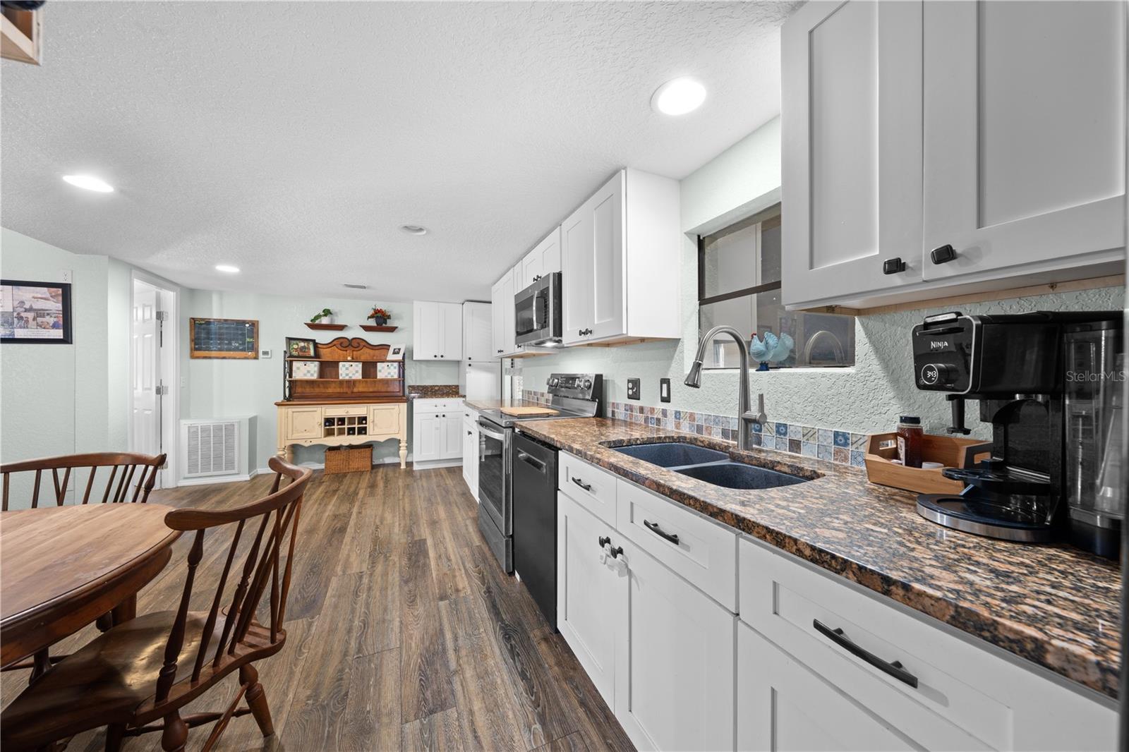 Image 28 of 53 For 200 Raintree Court