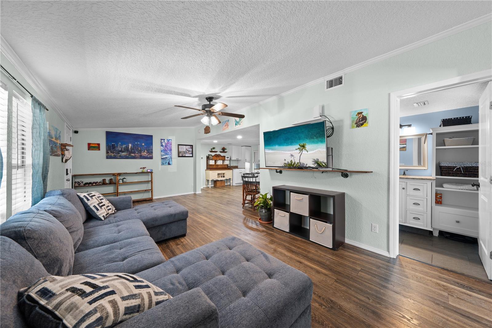 Image 8 of 53 For 200 Raintree Court