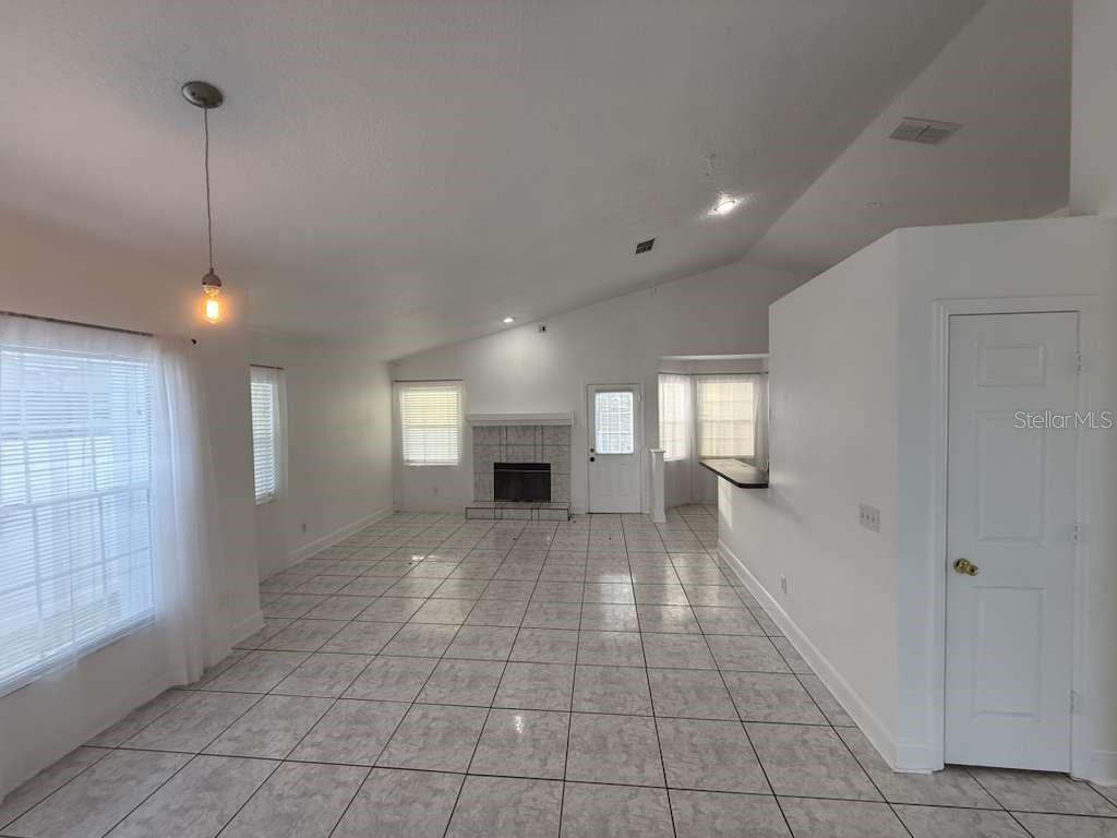 Image 4 of 33 For 2009 River Park Boulevard