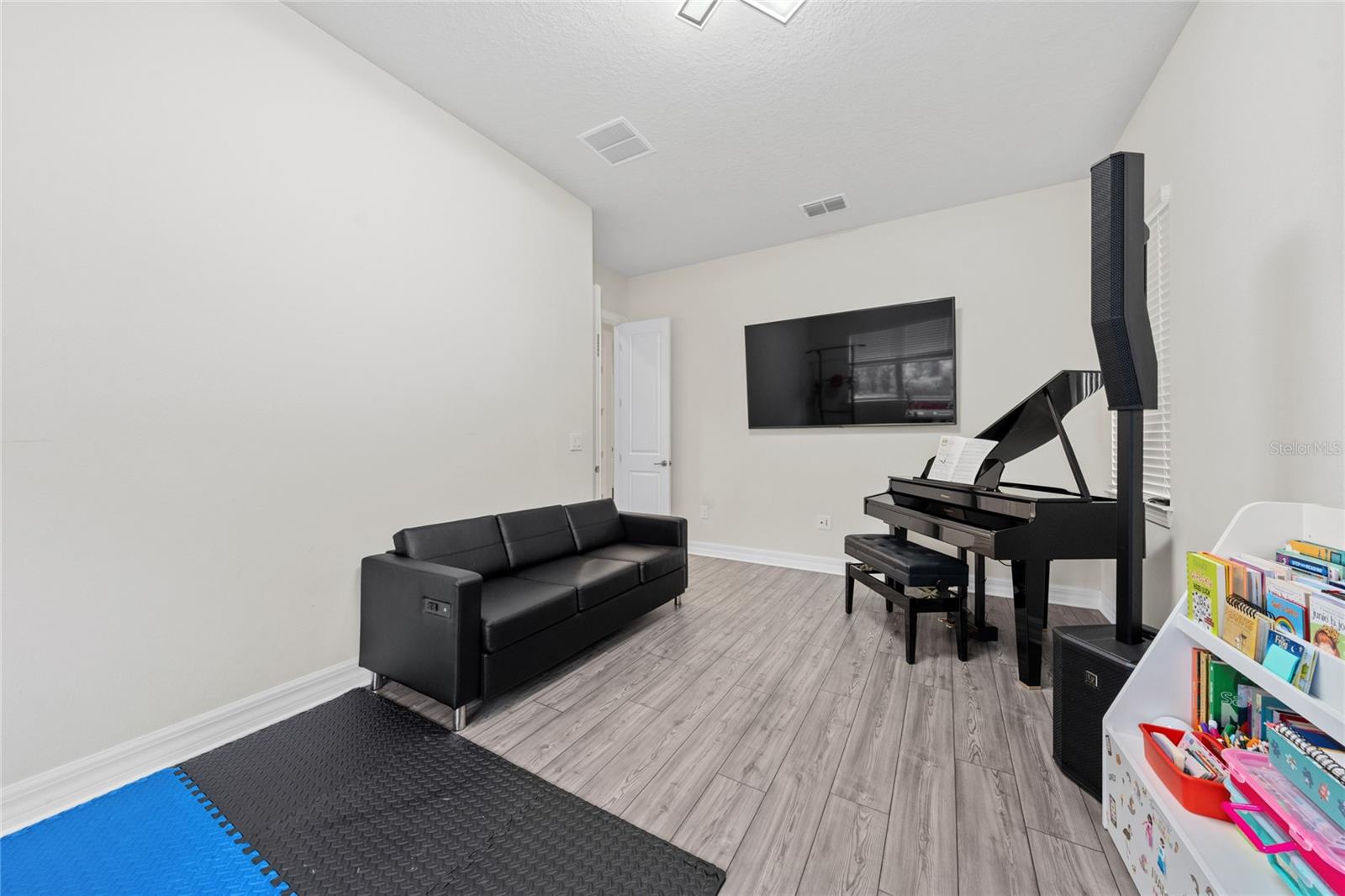 Image 20 of 51 For 8024 Leaf Grove Circle Circle