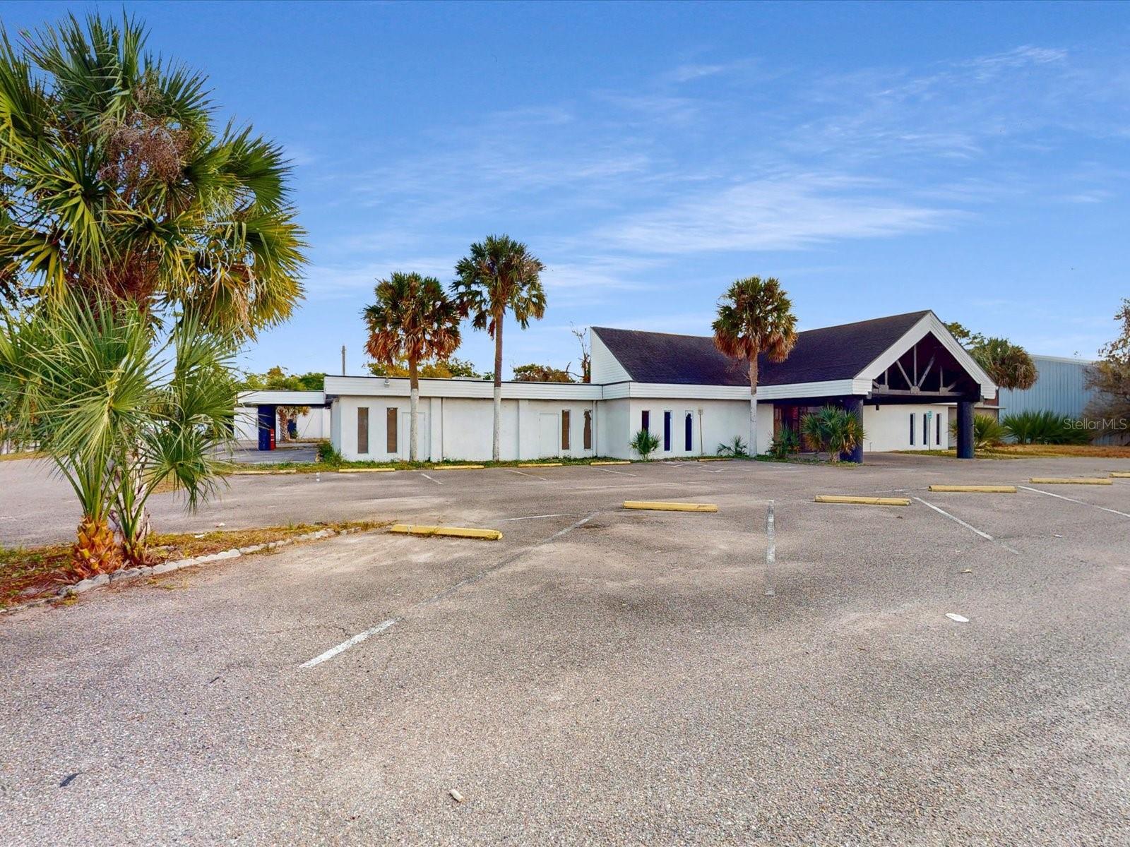 Listing photo id 0 for 3425 Forsyth Road