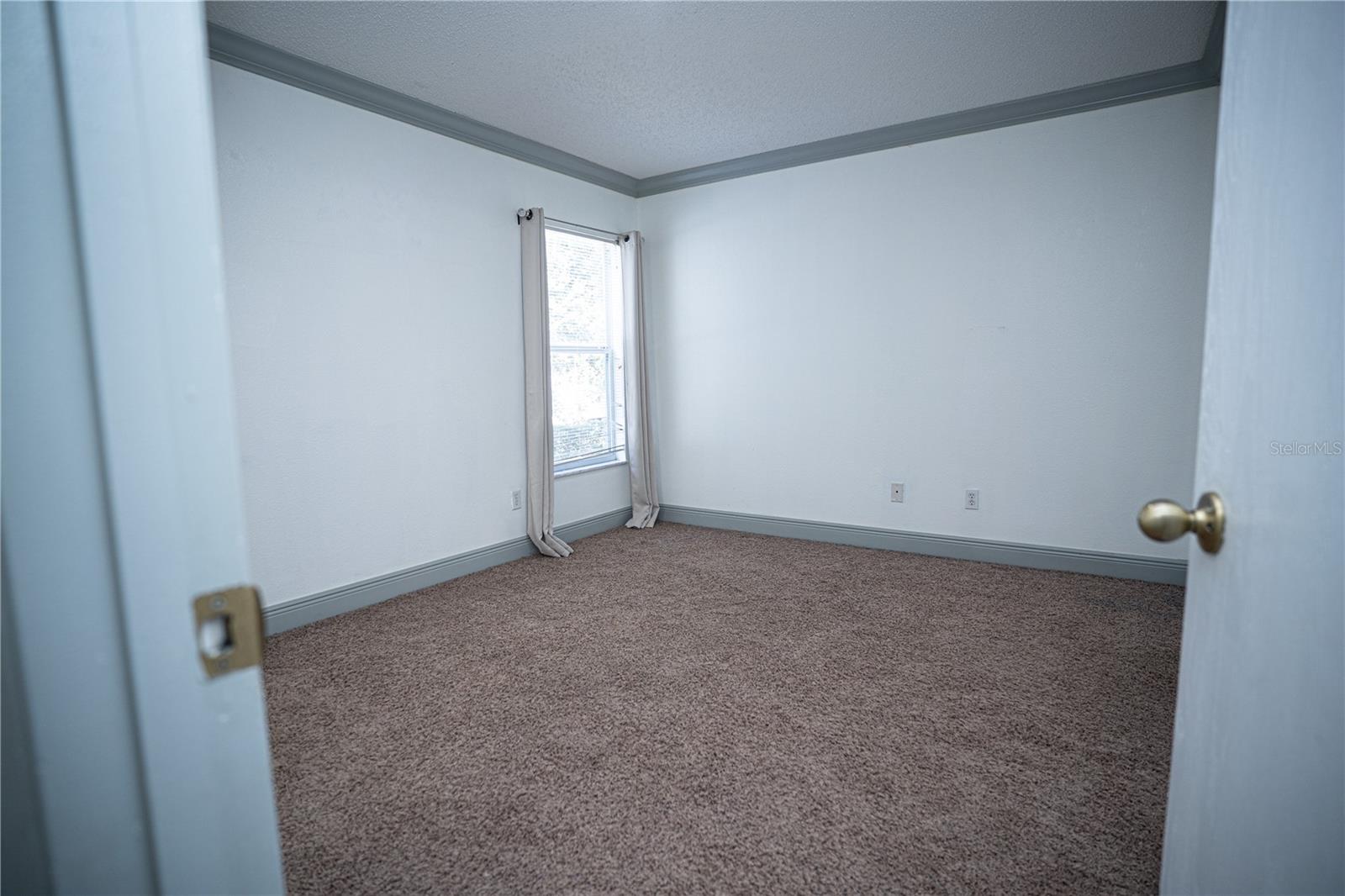 Image 19 of 25 For 546 Bloomingdale Drive