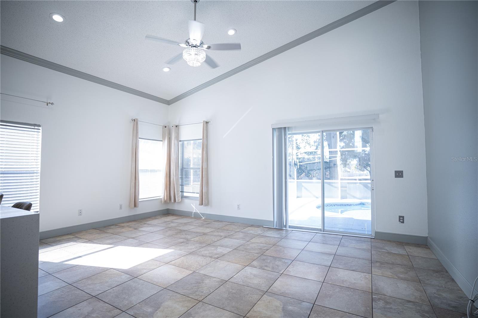 Image 7 of 25 For 546 Bloomingdale Drive