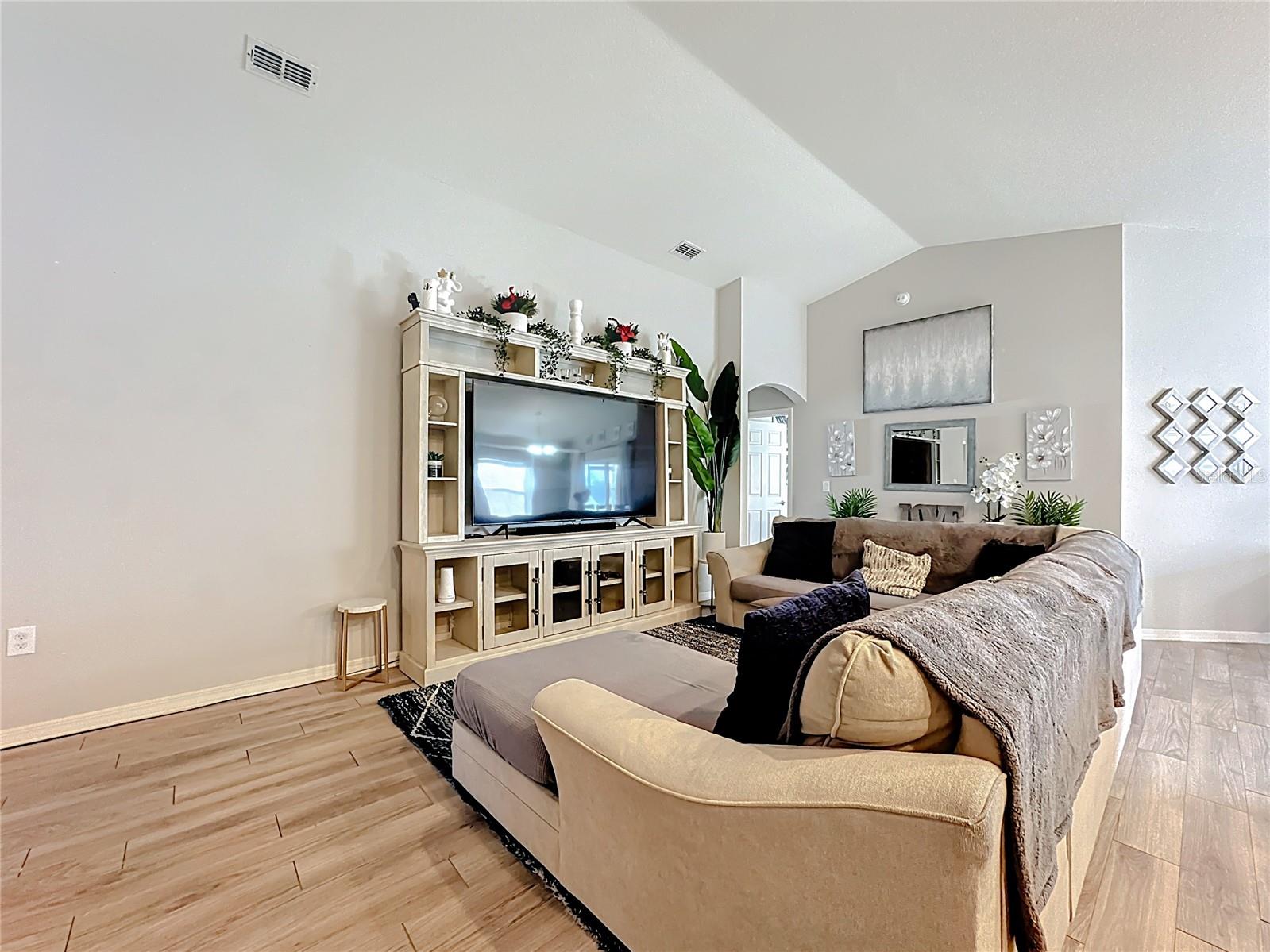 Image 29 of 63 For 389 St Georges Circle