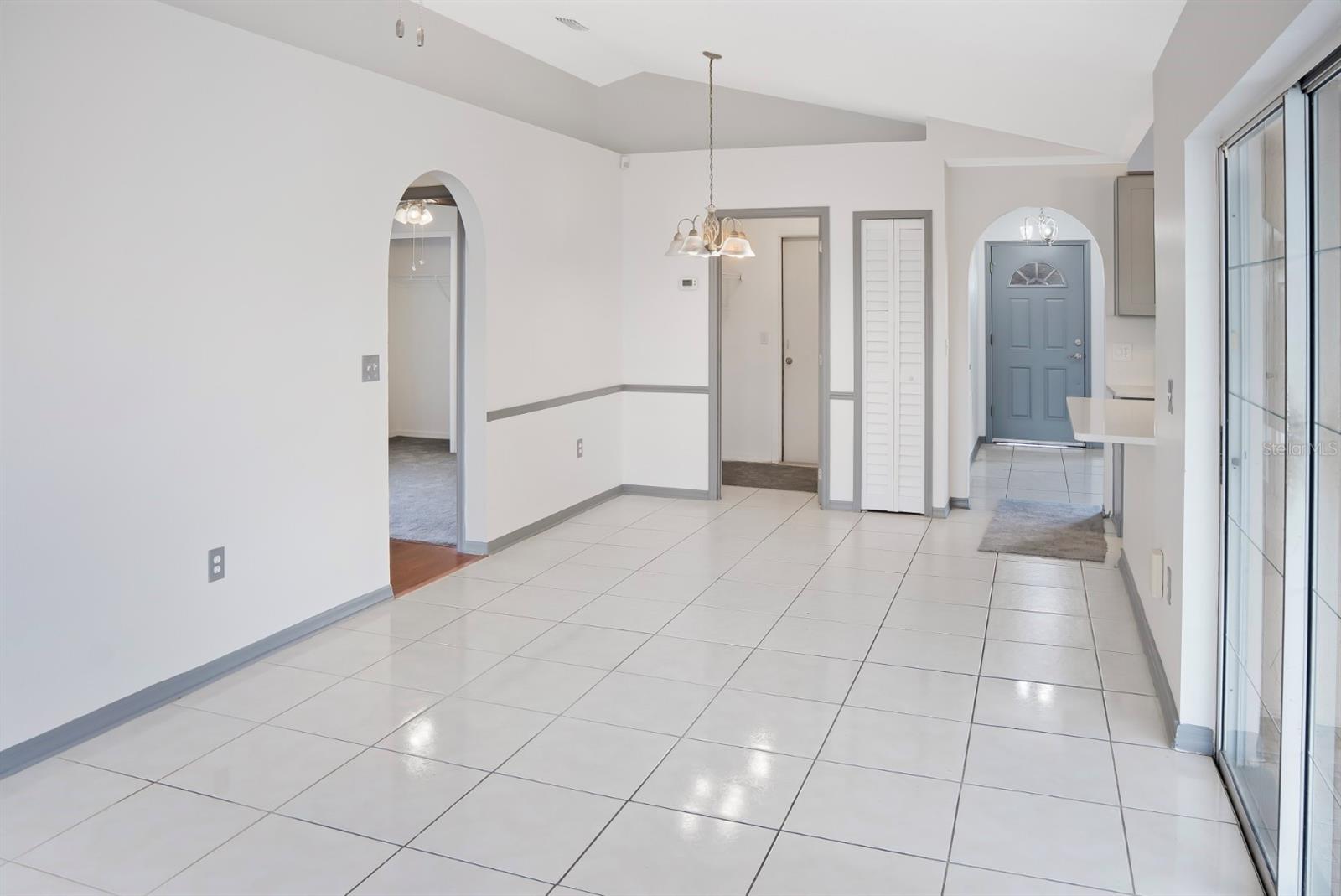 Image 14 of 38 For 2421 Queenswood Circle