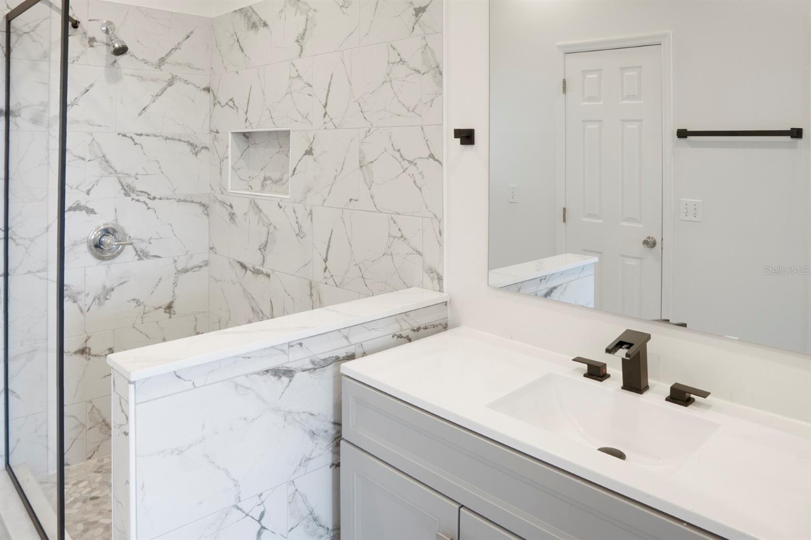 Image 19 of 38 For 2421 Queenswood Circle