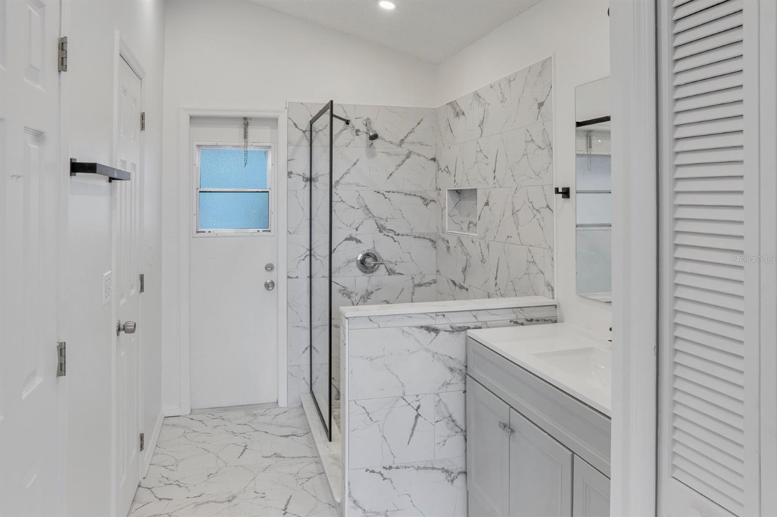 Image 20 of 38 For 2421 Queenswood Circle