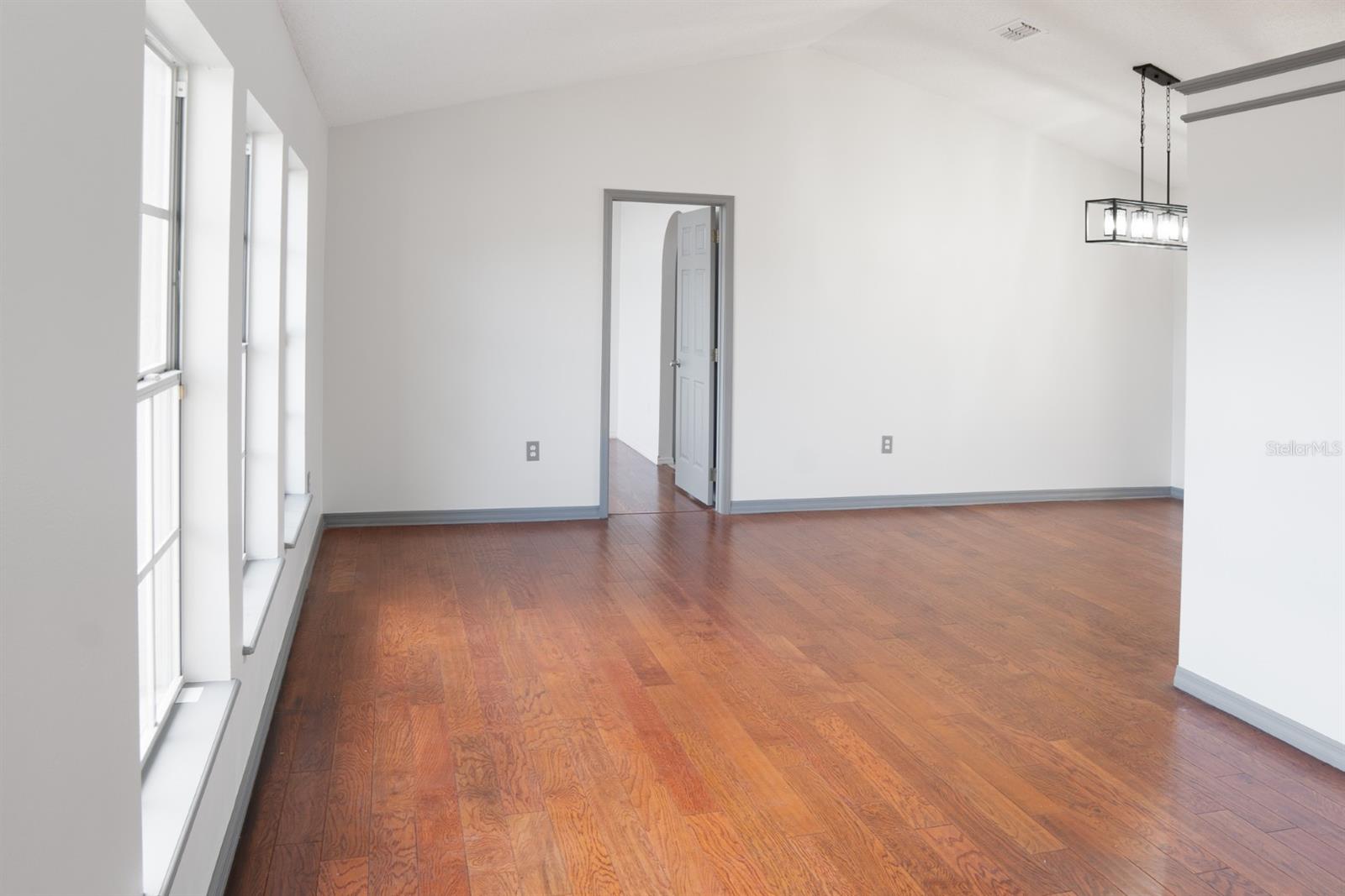 Image 5 of 38 For 2421 Queenswood Circle