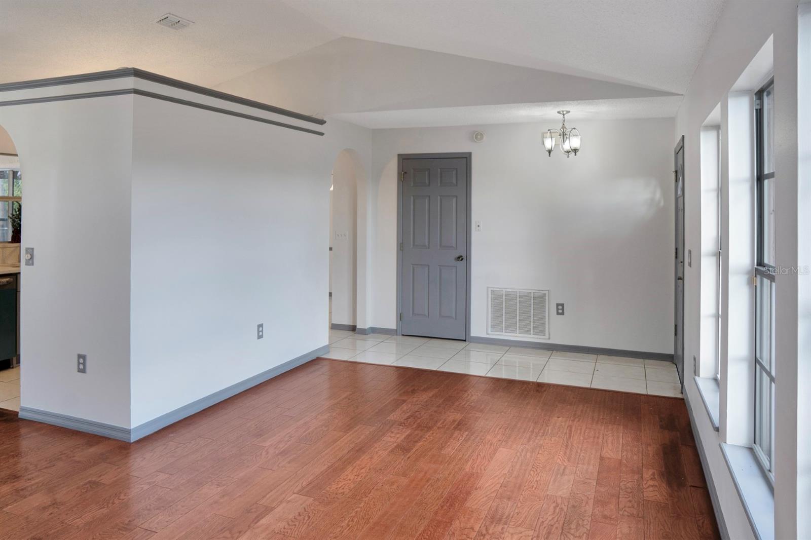 Image 8 of 38 For 2421 Queenswood Circle