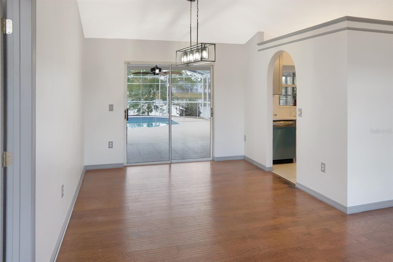 Image 9 of 38 For 2421 Queenswood Circle