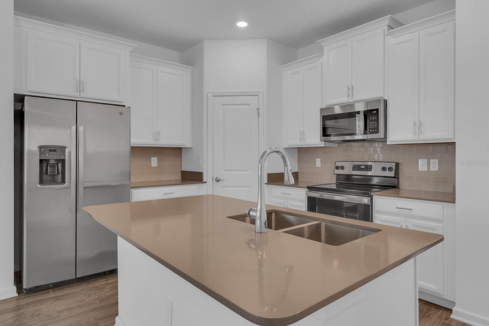 Image 3 of 52 For 1715 Happiness Row