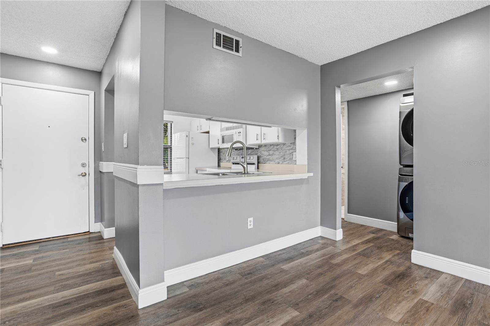 Image 12 of 36 For 6062 Willowpointe Circle 203