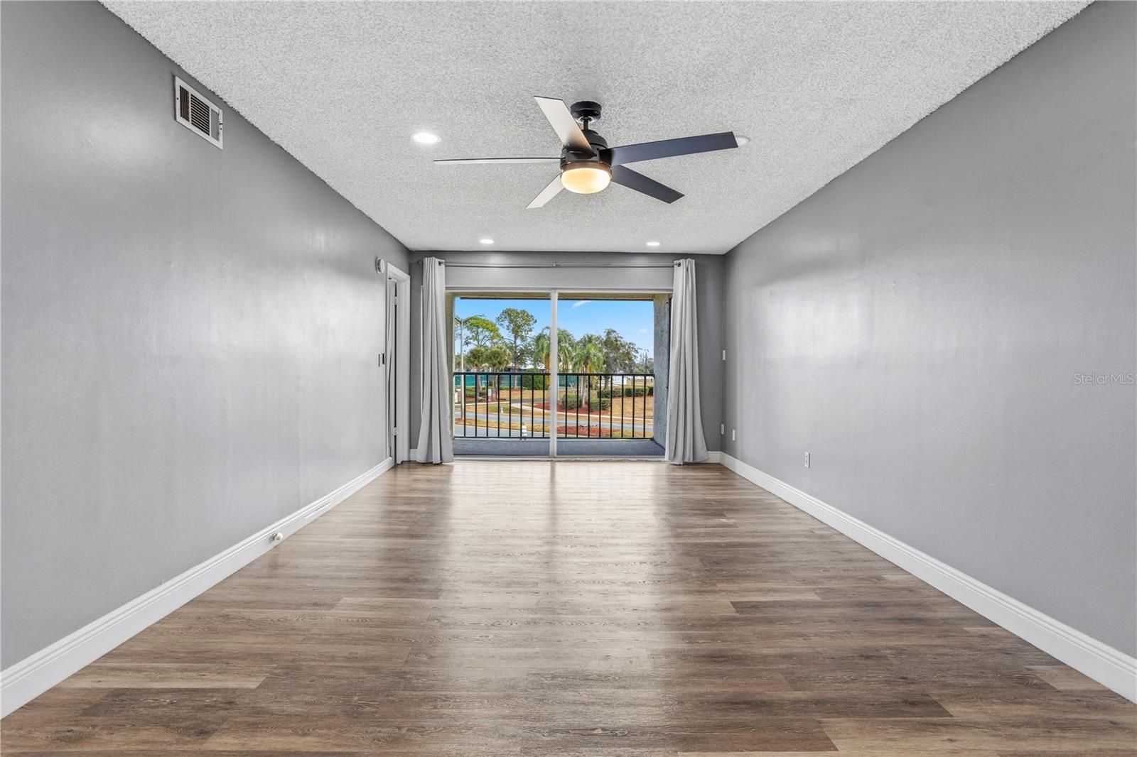 Image 15 of 36 For 6062 Willowpointe Circle 203