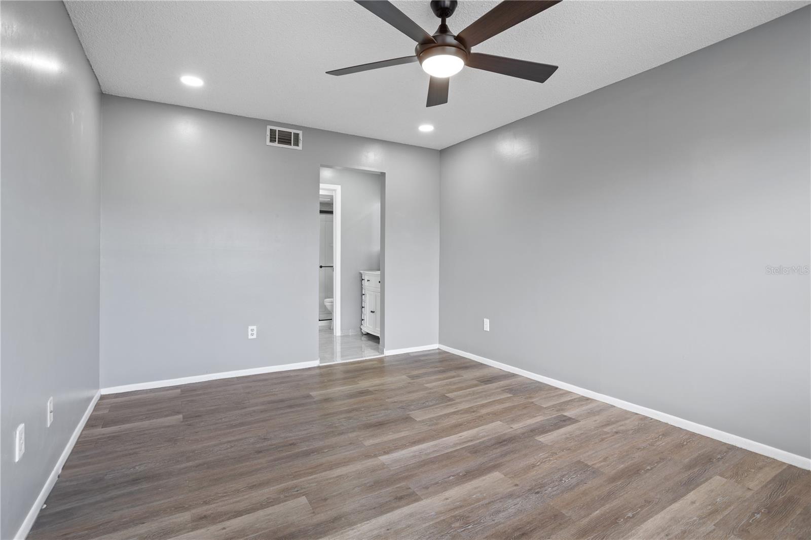 Image 17 of 36 For 6062 Willowpointe Circle 203