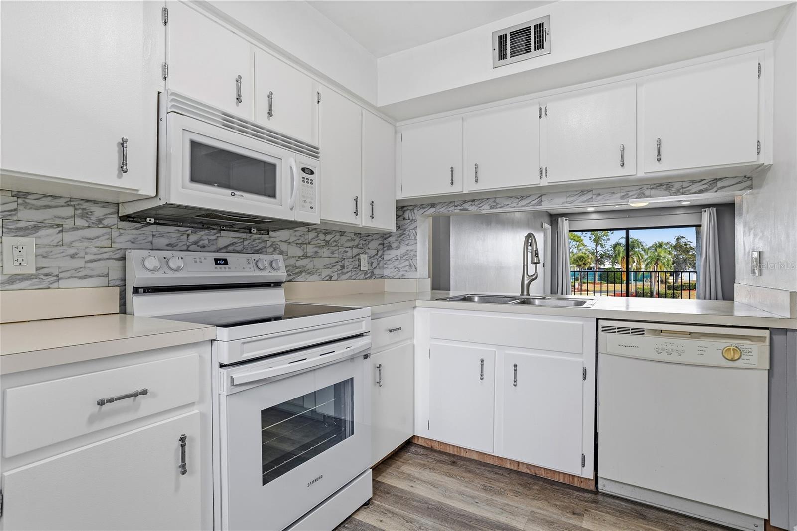 Image 9 of 36 For 6062 Willowpointe Circle 203