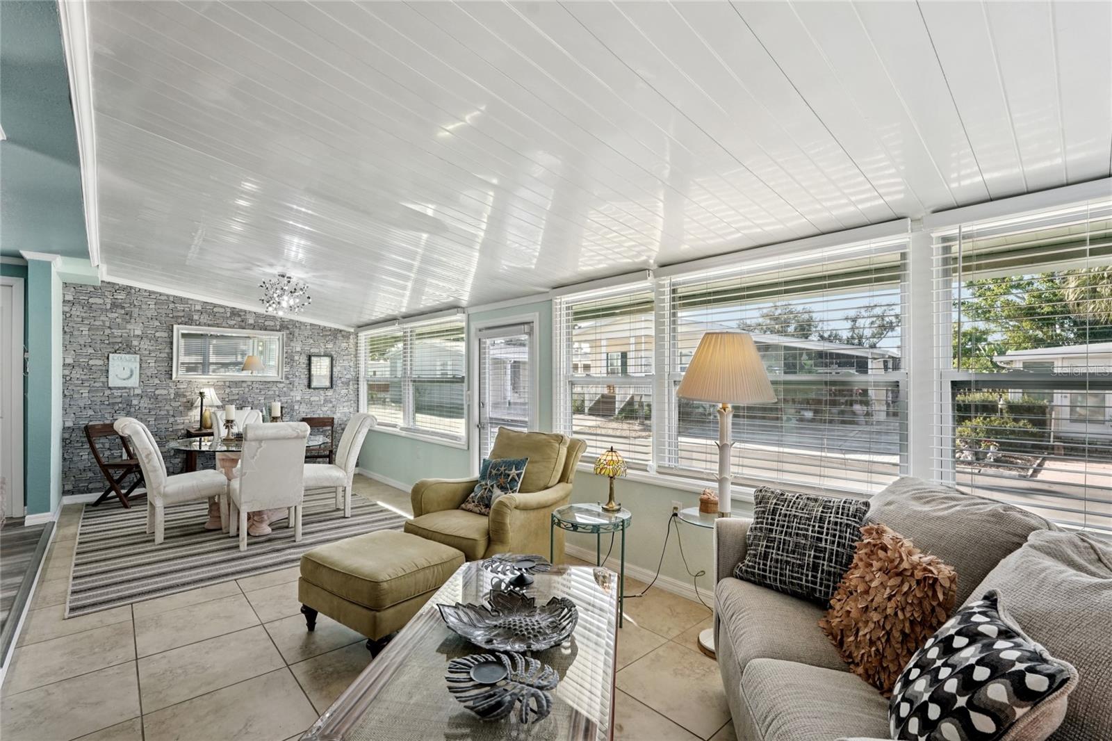 Image 4 of 24 For 712 Roma Road