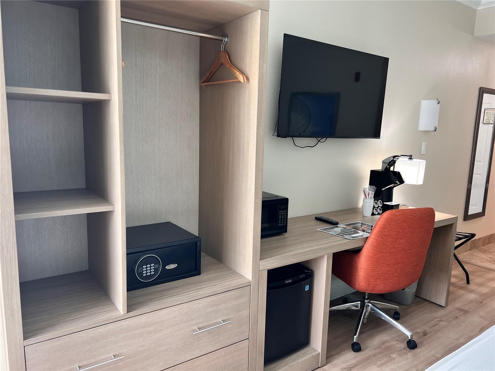 Image 12 of 18 For 3000 Maingate Lane 506