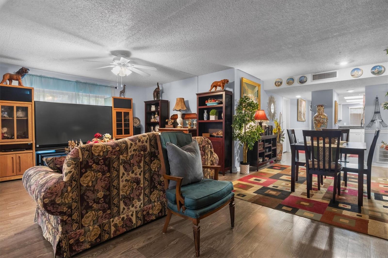 Image 11 of 33 For 400 El Camino Drive 210