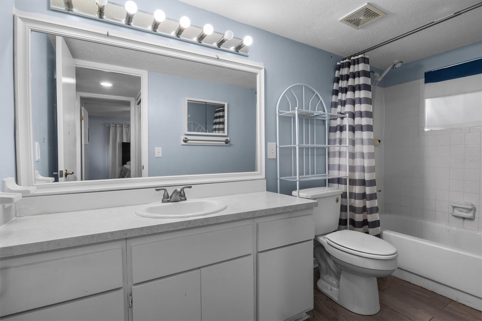 Image 19 of 33 For 400 El Camino Drive 210