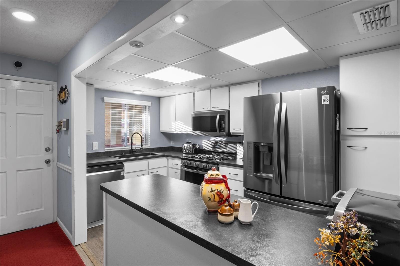 Image 6 of 33 For 400 El Camino Drive 210