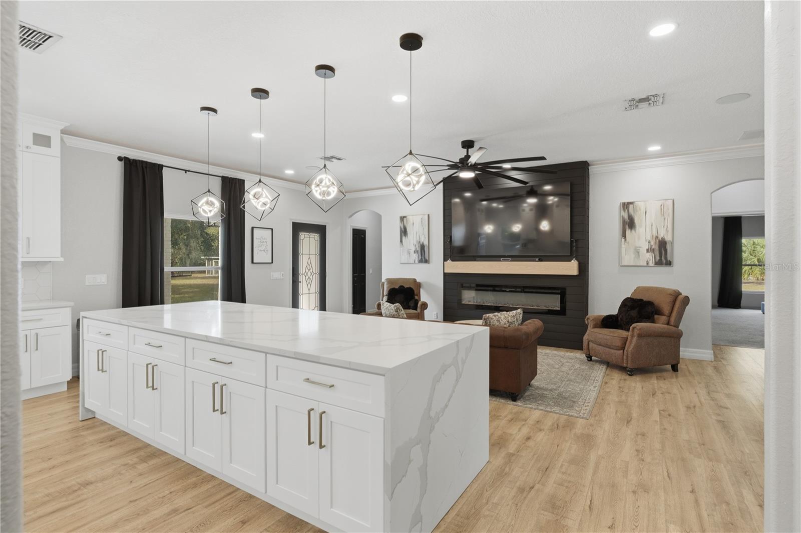 Image 12 of 52 For 4575 Lake Shore Drive