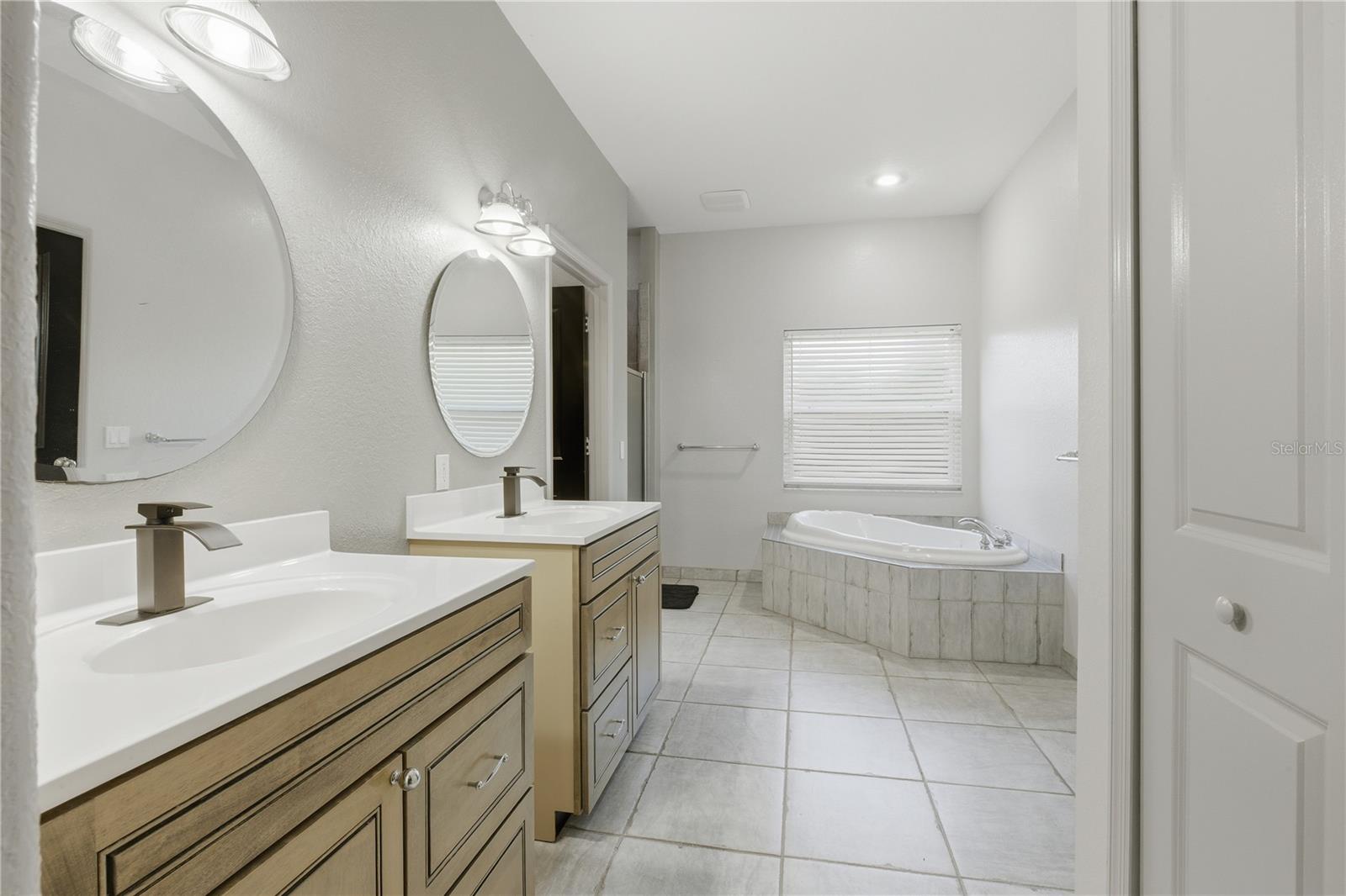 Image 31 of 52 For 4575 Lake Shore Drive