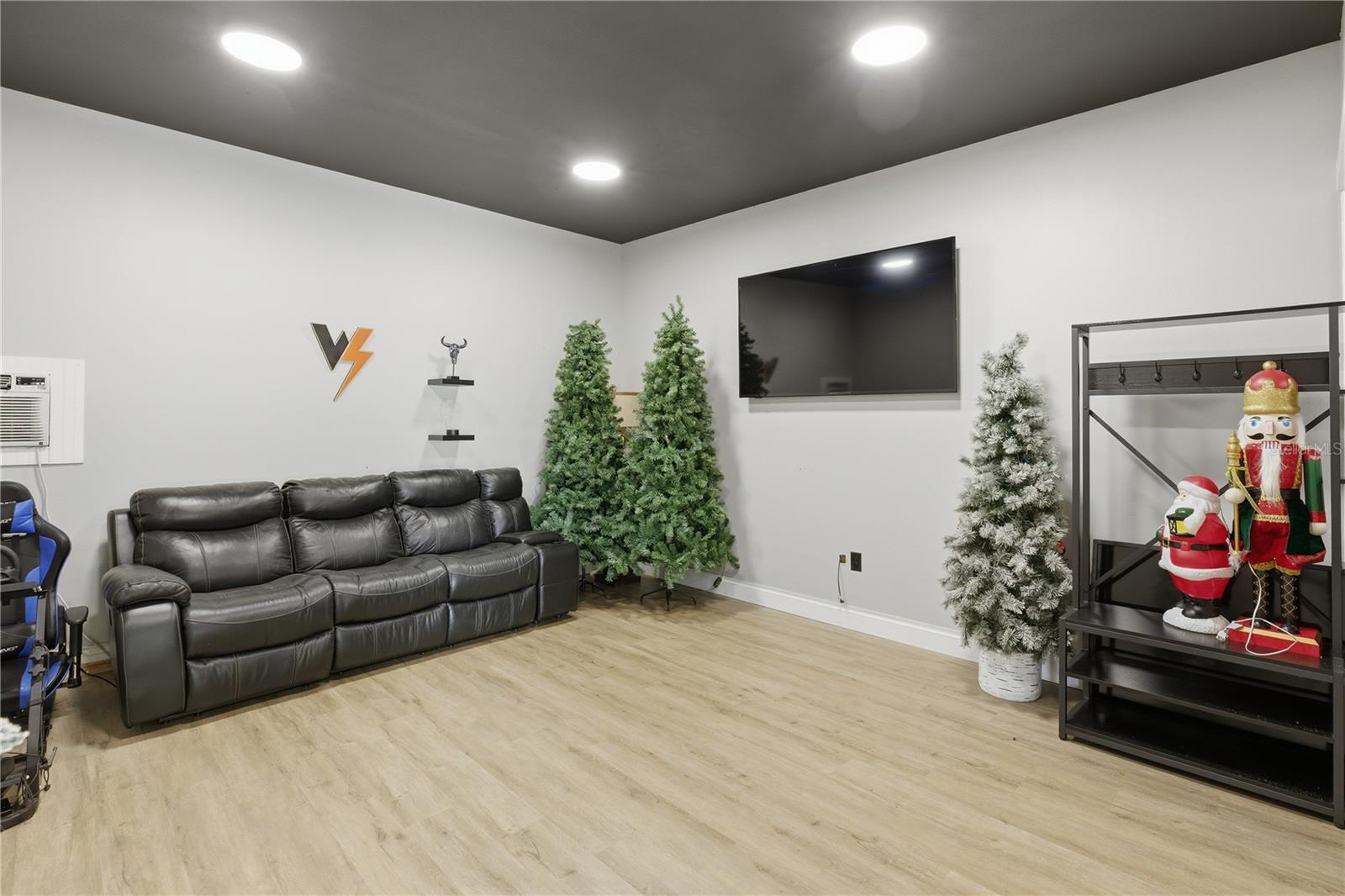 Image 44 of 52 For 4575 Lake Shore Drive