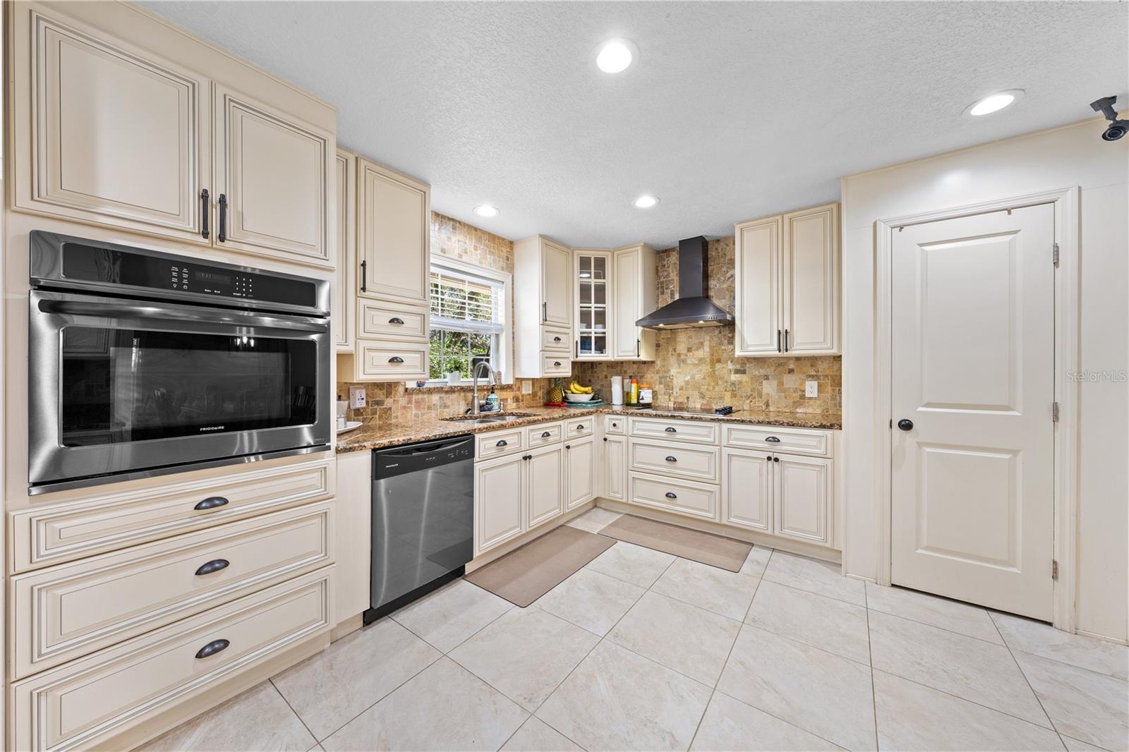 Image 9 of 73 For 3575 Kaiser Avenue