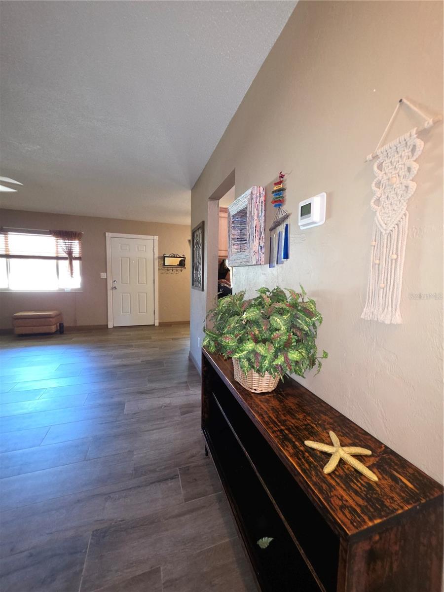 Image 27 of 41 For 400 Oakridge Boulevard 60