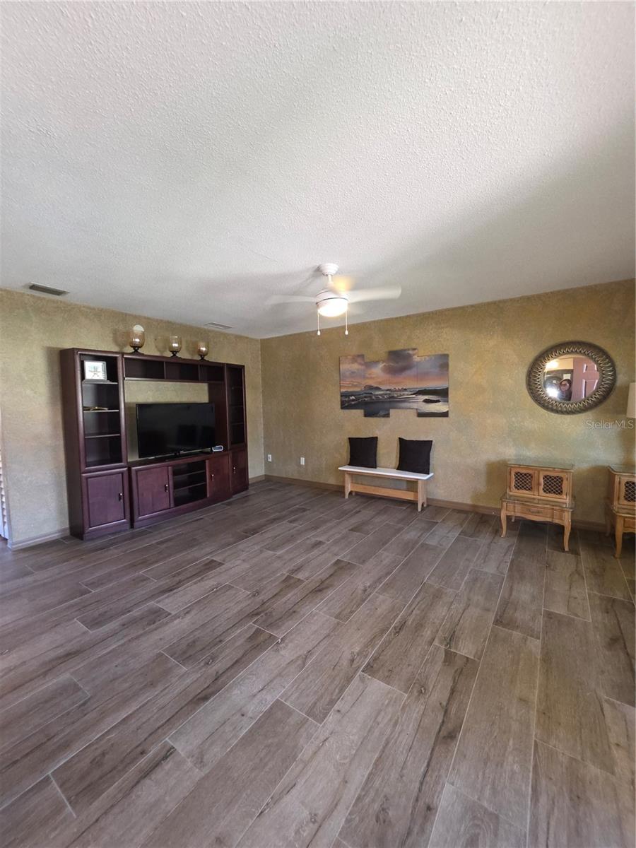 Image 29 of 41 For 400 Oakridge Boulevard 60