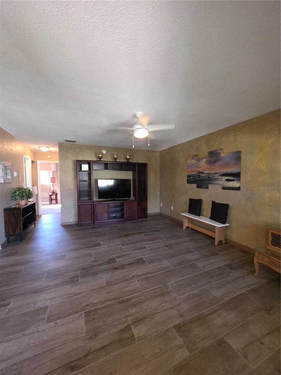 Image 30 of 41 For 400 Oakridge Boulevard 60