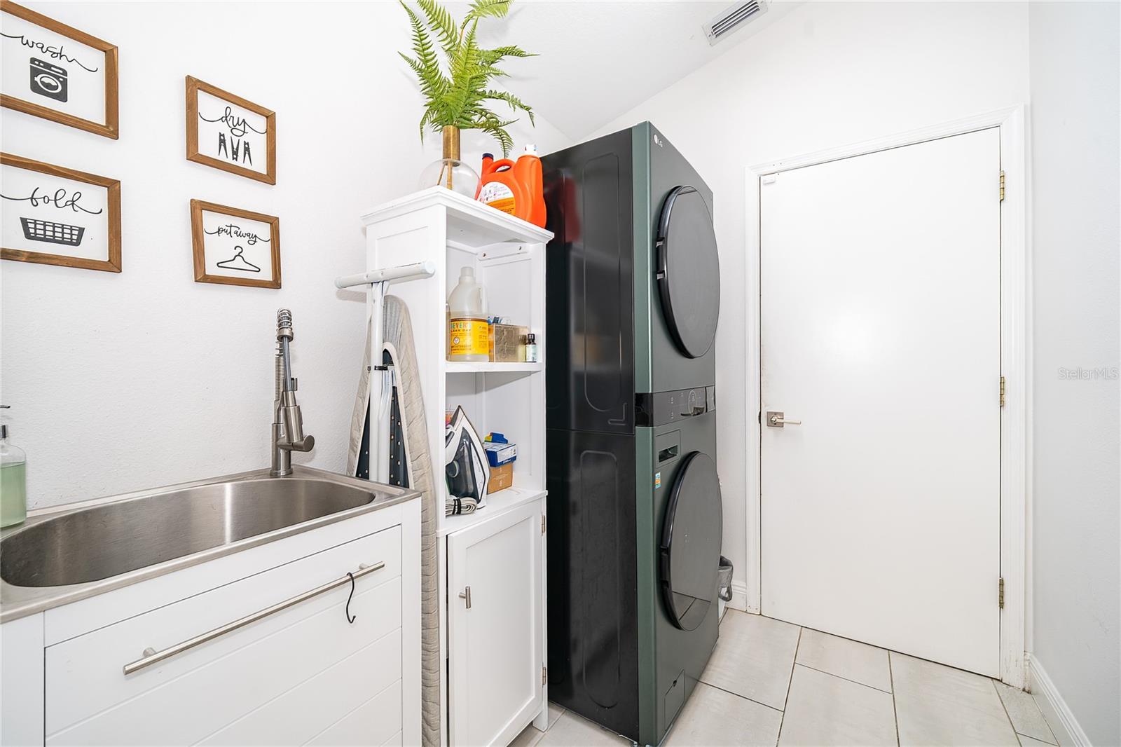 Image 18 of 34 For 814 Windergrove Court