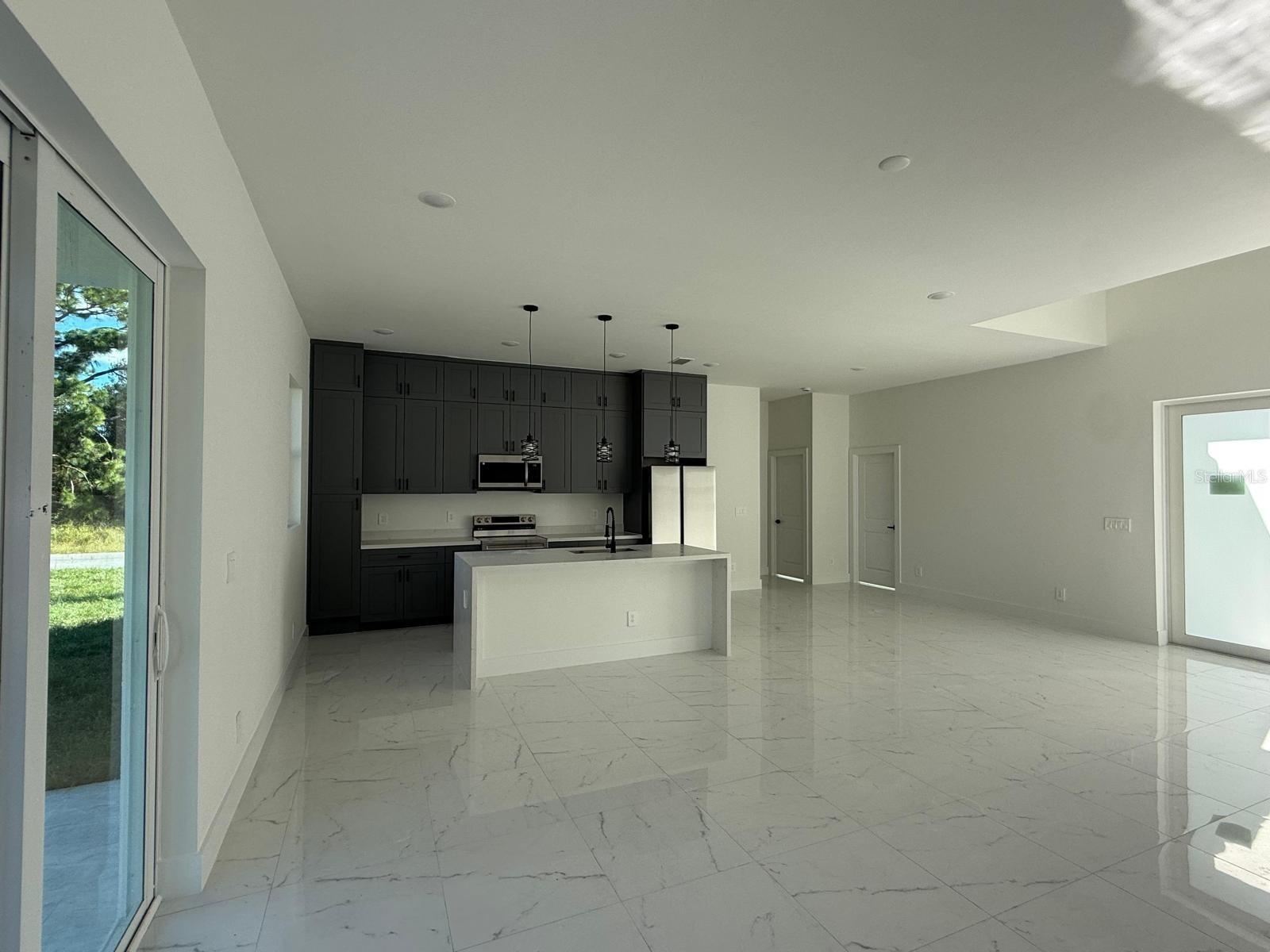 Image 15 of 31 For 1121 Florence Street E