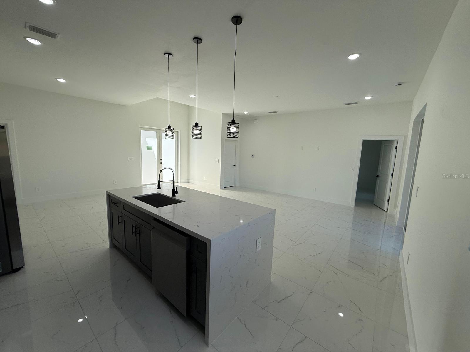 Image 16 of 31 For 1121 Florence Street E